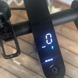 El scooter 20km/h - Jag säljer min elscooter då att jag har ingen användning till den längre. Den går 20km/timme, har inge skador o funkar bra. Laddare finns inte då att den gick sönder. Pris diskuteras privat kan mötas i Stockholm. För mer bilder kom privat.