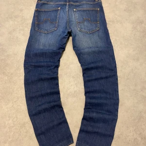 J.Lindeberg jeans - Säljer dessa sjukt snygga jeansen från J.Lindeberg i blå färg | storlek 31/32 | skick 10/10 | kolla in profilen för liknande produkter och skriv vid minsta lilla fråga 💯💯