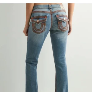 True Religion JOEY  - Nya oanvända med etikett kvar i storlek W23 - JOEY LR FLARE SUPER QT FLAP. Ordpris 2300kr. Fått i present, däremot för små för mig. 