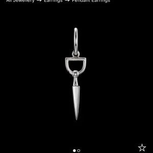Silvrigt örhänge med spetshänge - BYTA ? Jag vill gärna bytta till ett i guld om någon är intresserad. Coolt örhänge i silverfärg med ett unikt, spetsigt hänge som ger en edgy vibe. 