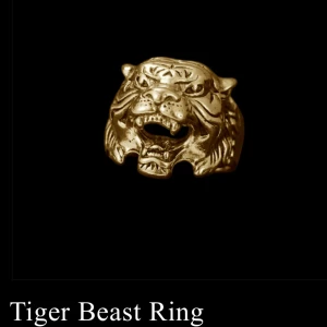 Tiger ring i guld  - Cool ring med ett detaljerat tigerhuvud som motiv. Köpte på Taira från TikTok och den är jättesnygg men jag kände att den inte passade mig. Rostfritt stål så den blir inte ful! Använd endast en gång och jag köpte den i juni! Kan ta egna bilder om det behövs!
