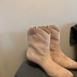 Mocka boots - Mocka boots i strl 36. Perfekt i bredden, varken åt det smala eller breda hållet