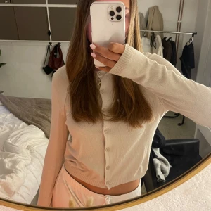 Stickad med knappar - Aldrig använd, superfin och mjuk!!💕