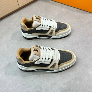 Louis Vuitton sneakers i beige och svart - Snygga Louis Vuitton sneakers med rutigt svart tyg, beige och vita detaljer samt bruna inslag. Skorna har tydlig LV-logga på plösen och sula med Vuitton-tryck. Ovandelen är i en mix av mocka, skinn och textil. Klassisk snörning och platt sula för en clean look.