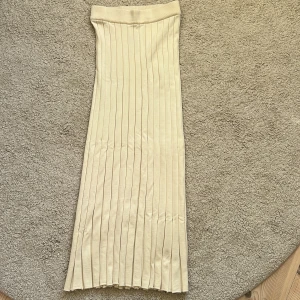 Beige långkjol Gina Tricot - Säljer en beige långkjol från Gina Tricot i storlek XS. Nästan aldrig använt så i mycket bra skick.