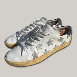 Saint Laurents - Ett par extremt feta Saint Laurents i storlek 42. Skick 7/10. Pris kan diskuteras. Låda ingår ej. Hör av er vid minsta fråga