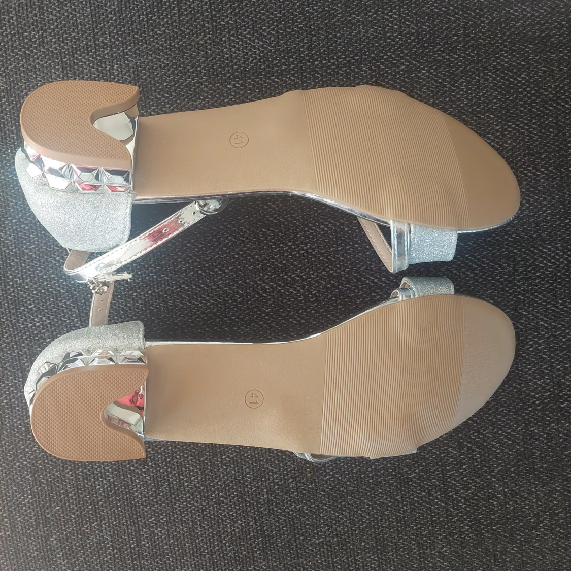 Nya glittriga silvriga sandaler med låg klack - 3