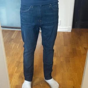 Mörk blåa Tiger of Sweden jeans - • Nu säljs ett par stilrena Tiger of Sweden jeans i mycket bra skick utan större defekter👖 • Storleken är W30/L32 och modellen ”Pistolero”📏 • Han på bilden är ca 178cm lång 📏 • Nypris är ca 1600kr men säljs för 299kr !🤯 • Hör av dig vid minsta lilla fundering 🤔💭 • Kolla gärna in profilen för andra schyssta plagg som raffe skjortor, replay jeans, Jacob cohen jeans och Dondups 🤝🤝