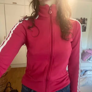 Adidas kofta - Skitsnygg men kommer inte till användning :( köpt på vintage butik!!
