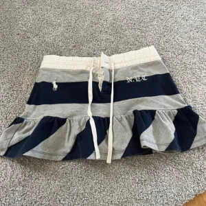 Randig kortkjol från Ralph Lauren - Superfin kortkjol från Ralph Lauren med inbyggda shorts. Ett så liten i storleken