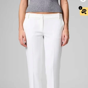 Vita kostymbyxor - Snygga vita kostymbyxor från bikbok, de är low waist och använda sparsamt. I måtten vera petite kostymbyxa!!! 