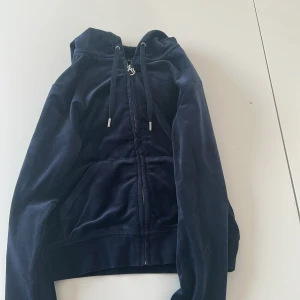 Tröja - Säljer denna långärmade mörkblå tröjan i storlek S från Juicy med zip. Den är endast använd 2/3 gånger och i nytt skick!💕 säljer även byxorna men separat då de är mer använda än tröjan. Pris kan diskuteras 