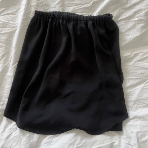 Svart kjol/topp - Säljer detta plagg som man antingen kan ha som en kjol eller som tub topp, vilket jag gjort. Enkelt och snyggt plagg att ha till vardagen. Vet inte riktigt vad som hänt med lappen på plagget, men skulle säga att det är storlek S. Hör av er vid frågor!!💞💞💞