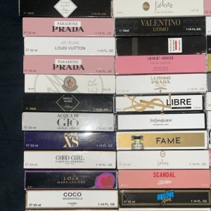 Mixade parfymer i 33ml flaskor - Över 50+ parfymer i 33ml från märken som Prada, Louis Vuitton, Dior, Chanel, Tom Ford, Gucci, Burberry, Marc Jacobs, Carolina Herrera, Yves Saint Laurent och fler. Små förpackningar, perfekt storlek för att ha med dig i fickan eller väskan. Identiska dofter för dig som inte vill spendera hela plånboken på en parfym, skicka PM för hela listan och pris på fler än 1 🙌