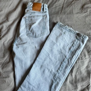 Ljusblå bootcut jeans från bikbok - Säljer ett par superfina ljusblå jeans från Bikbok, sitter jätte fint men är tyvärr lite för stora för mig, skriv för mer bilder