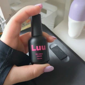 Luu Gel Colour UV/LED 307 - Vitt gelnagellack från Luu i nyansen 307. Kommer i en matt svart flaska med rosa text och rymmer 15 ml. Gellacket härdas med UV/LED-lampa och är HEMA-fritt. 