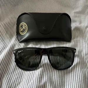Ray-Ban Boyfriend solglasögon  - Säljer ett par sköna RB4147 brillor med polariserande glas, alltså ger de extra bra skydd! | Mycket fint skick endast damm som syns på bilderna! | Kommer med fodral! | Ställ gärna frågor innan du köper!
