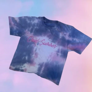 Taylor Swift T-shirt - Säljer en färgglad tie-dye t-shirt från Taylor Swift med texten 'Cruel Summer' tryckt på bröstet. Köpte den från Taylor Swift hemsidan när Lover släpptes och den går inte att köpa längre. Färgen har bleknat något och där finns några små fläckar likt de på sista bilden.
