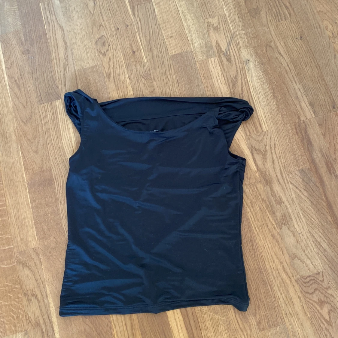 Svart topp från BikBok - 1