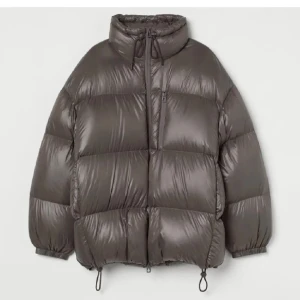 Säljer slutsåld dunjacka från H&M - Säljer denna jättesnygga dunjackan från H&M som är helt slutsåld! Pris kan diskuteras vid snabb affär💕🫶🏼 