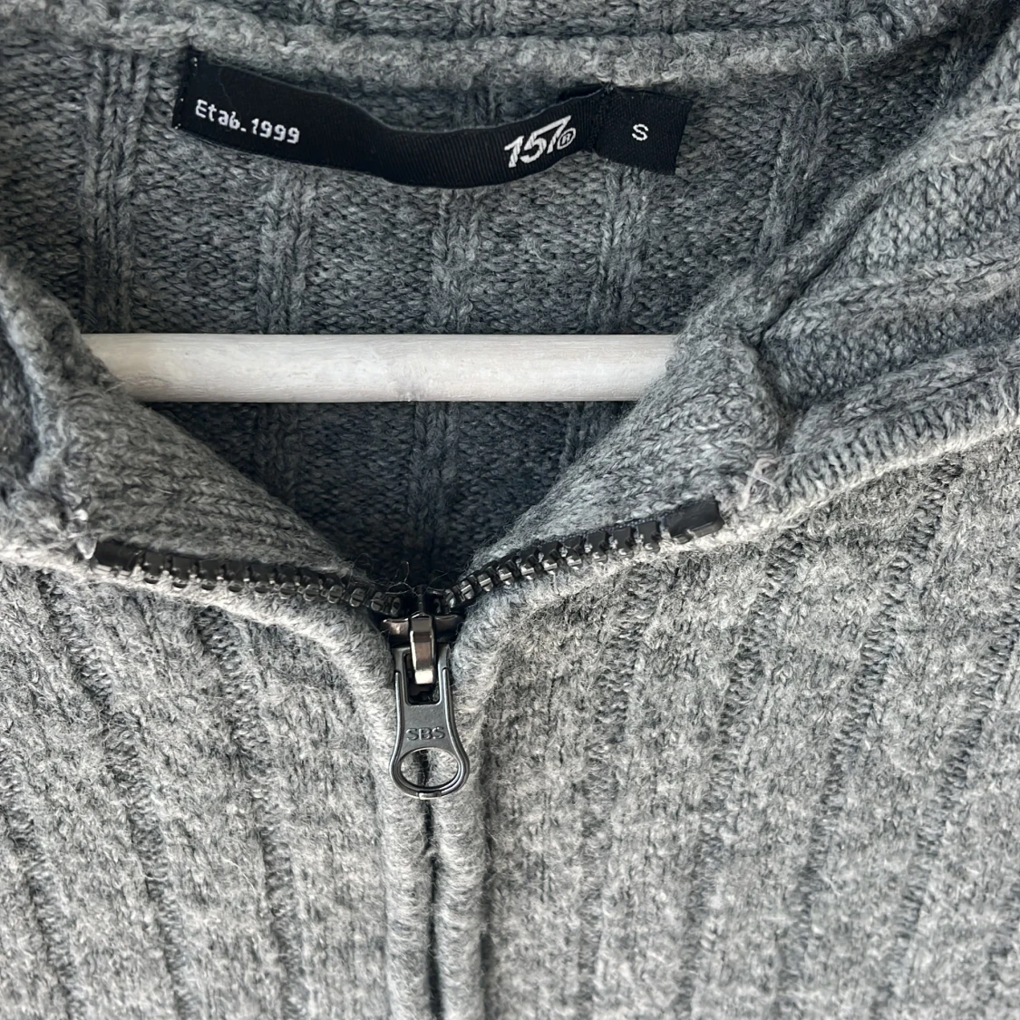 Grå ribbad hoodie med dragkedja 157 - 2