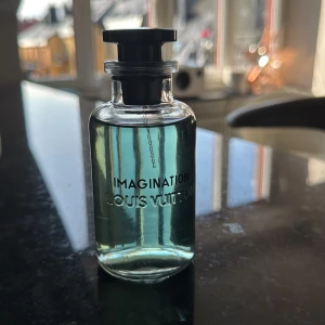 Louis Vuitton Imagination parfym 100ml - Säljer Louis Vuitton imagination. Detta är en lyxig parfym som passar bra under hela året, men bäst till våren och sommaren. Flaskan rymmer 100ml och det finns 100ml kvar i den.