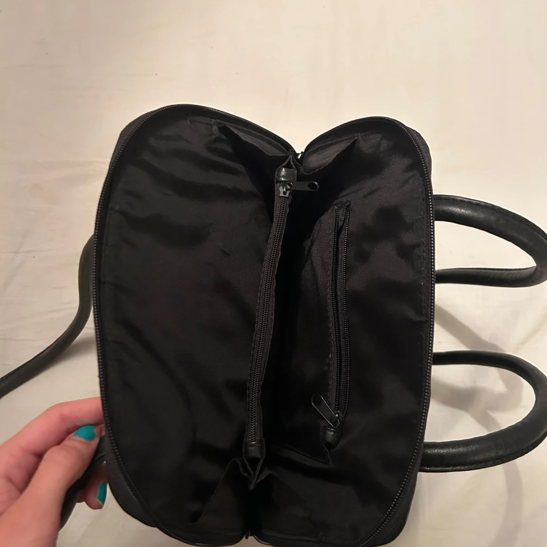 Svart axelväska  - 1