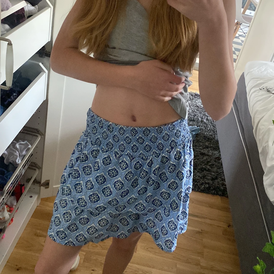 Blå mönstrad kortkjol med resår