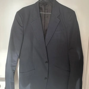 Uddakavaj från Filippa K - Säljer en rätt lite använd blazer från Filippa K som nu mest hänger i garderoben. Några mindre fläckar som säkert går bort i kemtvätt, men det är oavsett inget som märks särskilt mycket. Jag är 191 och den sitter rätt bra på mig. Lite tjockare tyg.