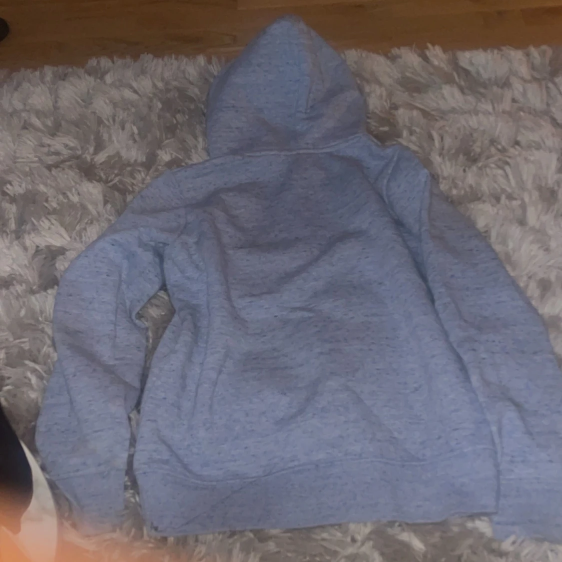 Ljusblå hoodie med huva och ficka - 2