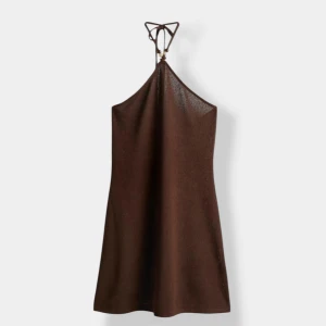 Brun halterneckklänning från H&M - Snygg brun kortklänning från H&M med halterneck och knytband i nacken. Klänningen är ärmlös och har en enkel, rak passform. Tillverkad av 56% återvunnen polyester och 44% viskos. Perfekt för varma dagar när du vill känna dig både chill och trendig.