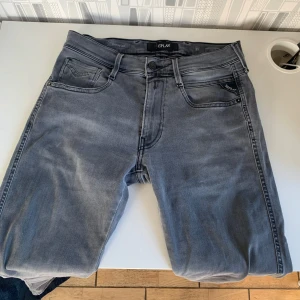 Replay anbass - Tjena, säljer mina replay Jeans i den trendiga modellen anbass. Jeansen är knappt använda, cond 9/10. Nypris: 1900kr, hör av er vid minsta intresse//Anton