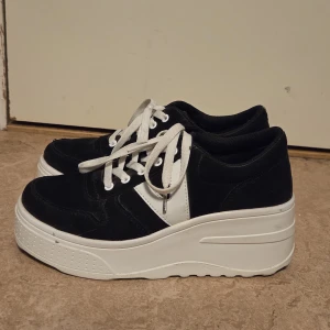 svarta sneakers med platåsula - svarta sneakers med vit platåsula och mockaliknande material. storlek 39, perfekt för mig som har 38/39. 