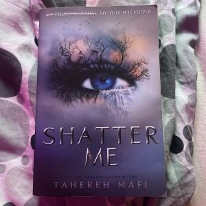 Shatter me  - På engelska. Ganska bra skick förutom att den har slitna kanter 