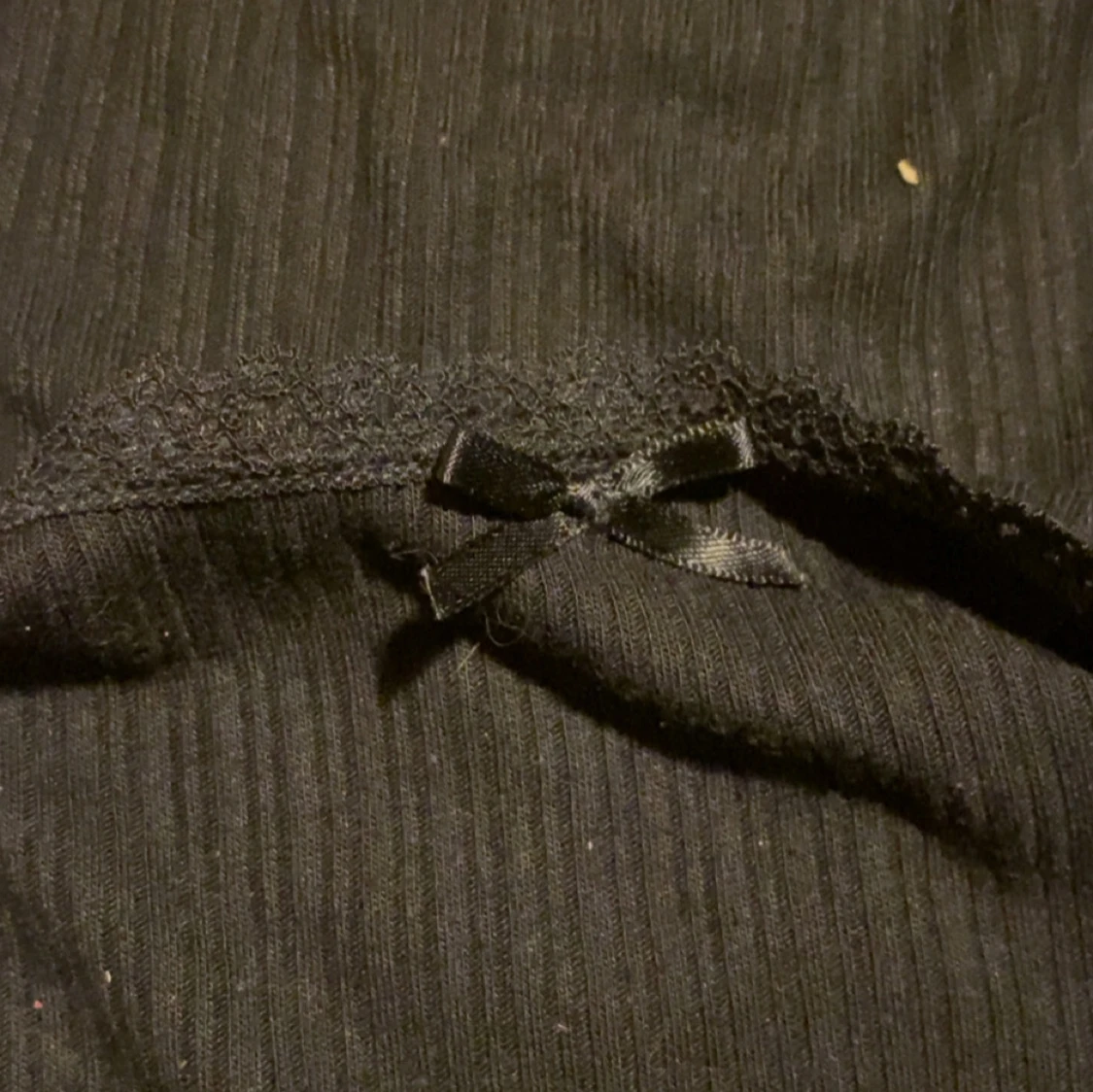 Svart ribbad topp med spets från H&M divided - 2