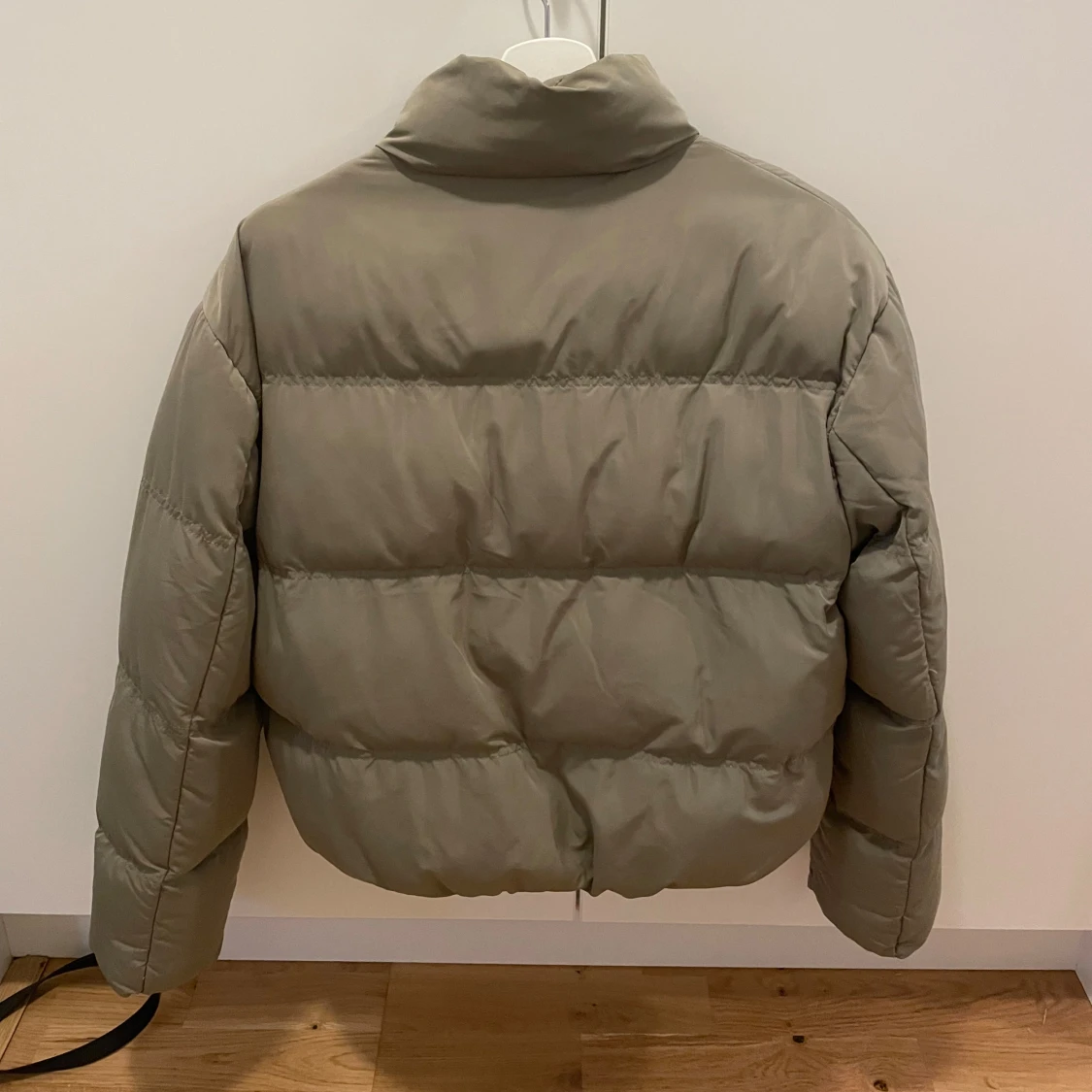 Khaki pufferjacka med hög krage - 1