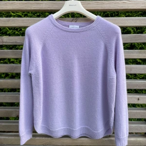 Lila kashmirtröja från Davida - Lila kashmirtröja från Davida. Mycket fint skick. Storlek S 😊 Viss prutmån finns.