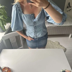 Jeans topp  - Säljer denna as snygga jeans topp, som är slutsåld 