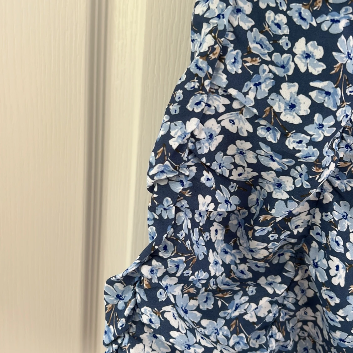 Blommig blå klänning med puffärm - 1