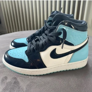 Nike Air Jordan 1 - Mina jordans är i fint skick! Nästan helt oanvända säljer pågrund av att det inte är min stil längre och inte kommer till användning💕