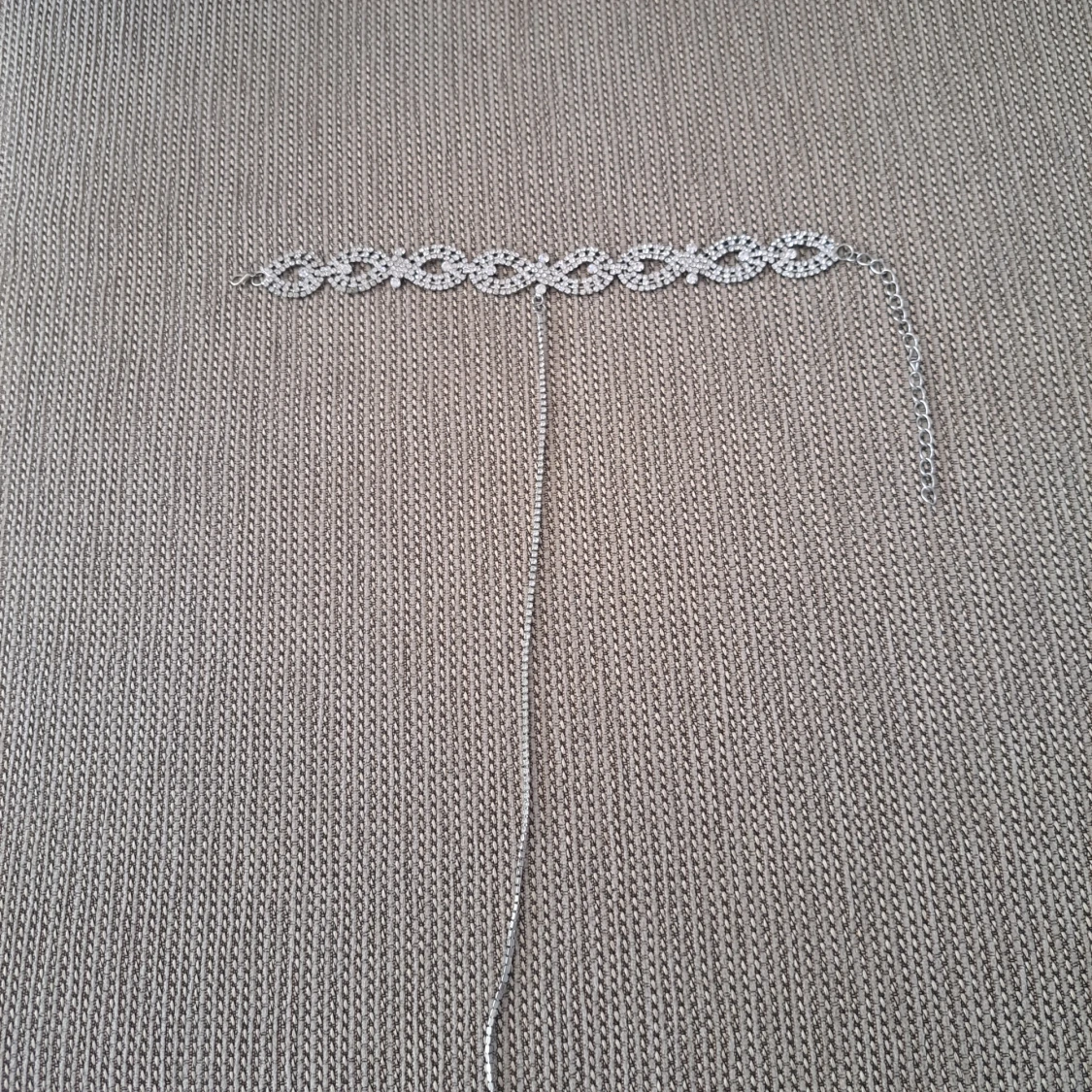 Silverfärgat glittrigt halsband