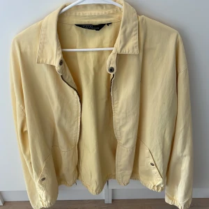 Vintage Gul vindjacka från Polo Ralph Lauren - Vintage Vindjacka från Polo Ralph Lauren. Storlek L. Anledning till riktigt bra pris är att det finns några märken högt upp på baksidan men går nog att få bort med rätt medel. 