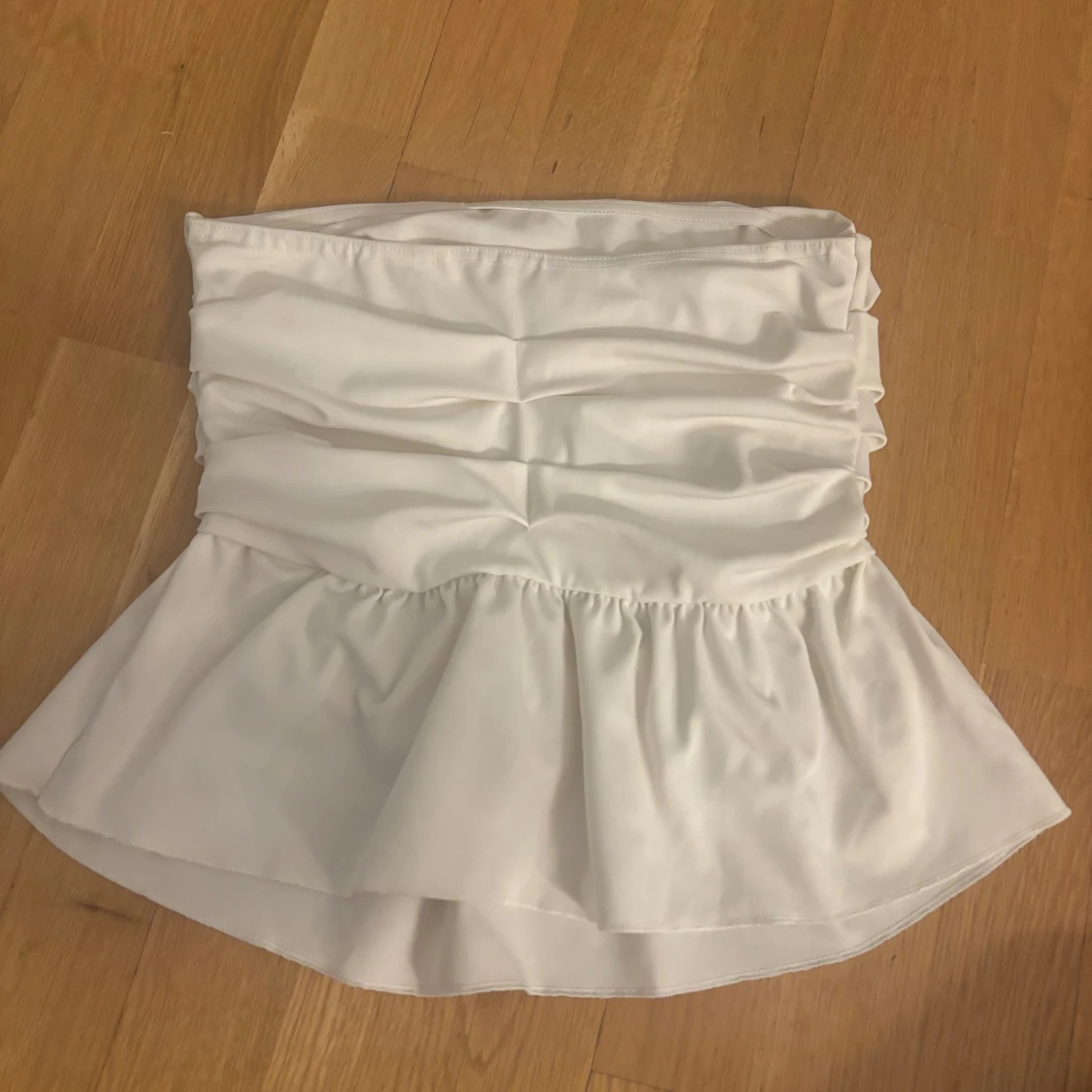 Vit  tubtopp med volang - 1