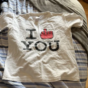Vit t-shirt med tryck från T-Tex - Vit t-shirt i 100% bomull från T-Tex med ett stort tryck på framsidan. Klassisk passform och korta ärmar. Perfekt för dig som gillar edgy och humoristiska plagg. Super snygg och perfekt längd på tröjan.💕