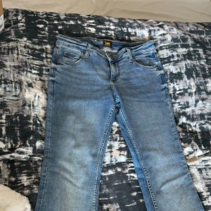 Blå bootcut jeans från Lee - Snygga ljusblå jeans från Lee, aldrig använda!🥰lågmindade å bootcut. Stl W28/L31 är som en M 
