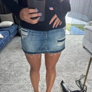 Hollister jeanskjol  - Jeans kjol från hollister med slitningar i storlek w26 