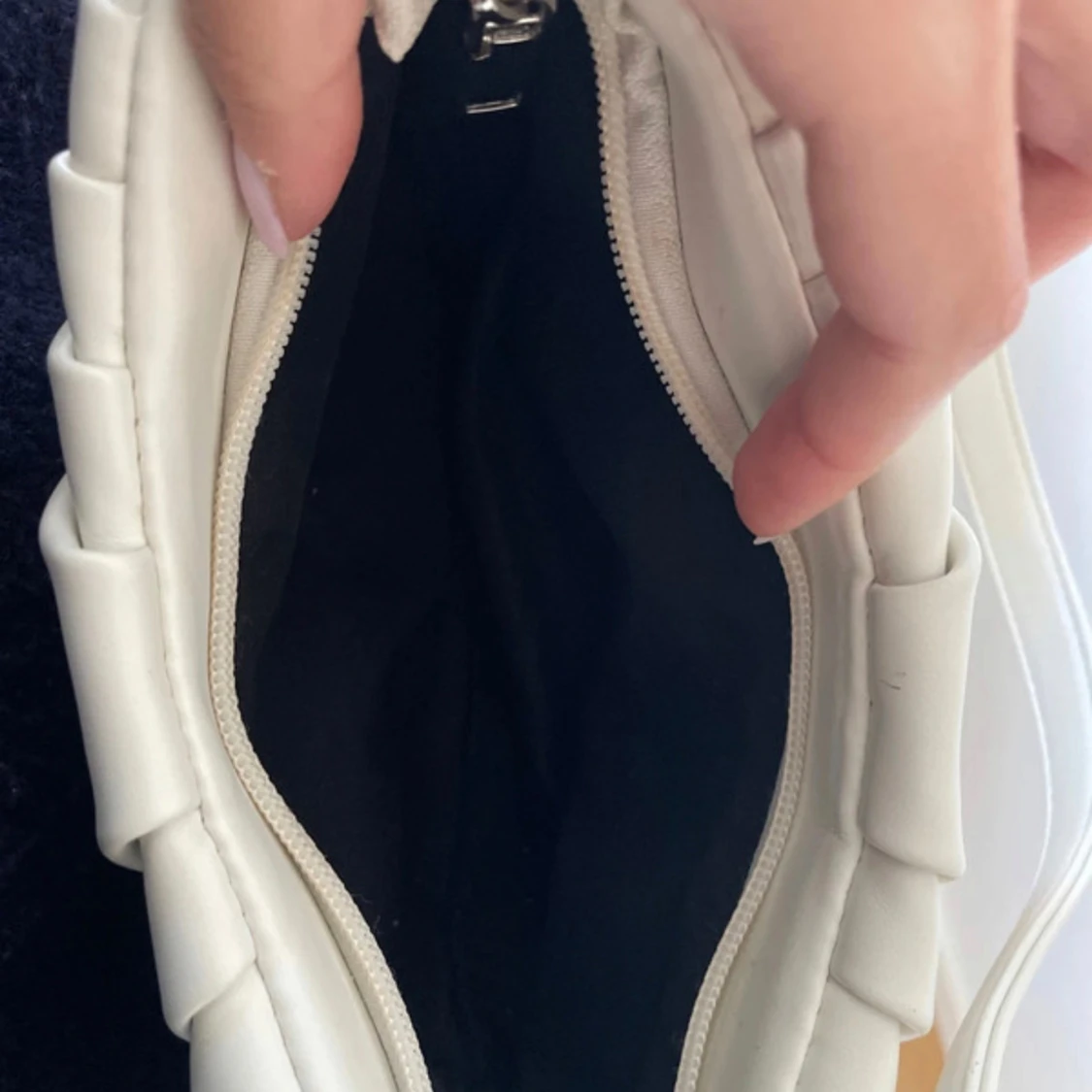 Vit axelväska med dragkedja - 2