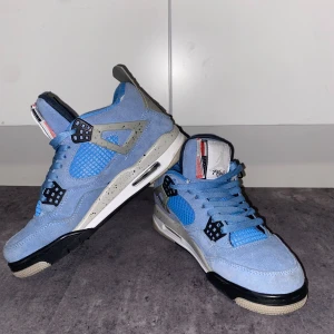  Jordan 4 University blue  - Säljer ett par Jordan 4 Universiry blue       Bra skick                                                                          Storlek 40-41                                                          Pris kan diskuteras 