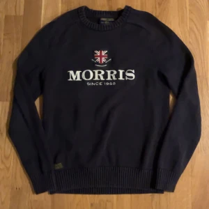 Morris tröja🇬🇧 - Tja! Säljer en skön finstickad tröja från morris i storlek xs, Den är i bra skick men lappan på bilden är lite lös. Tveka inte pa att höra av dig om du har frågor eller funderingar kring tröjan!