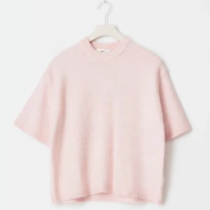 Stickad T-shirt  - Fin stickad T-shirt från Gina, använd typ 2 gånger. Storlek S💕